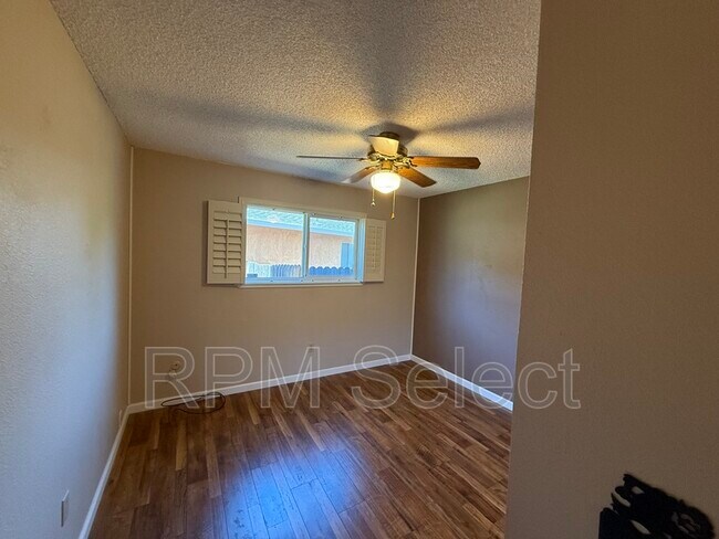 Building Photo - 1017 Silver Lake Dr