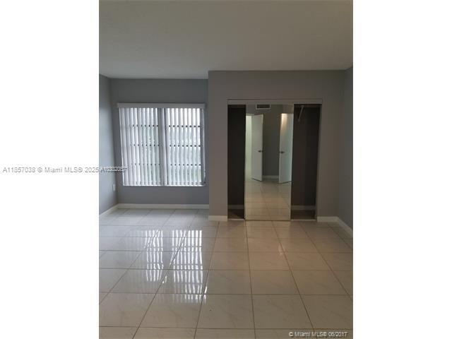 Building Photo - 4160 Inverrary Dr