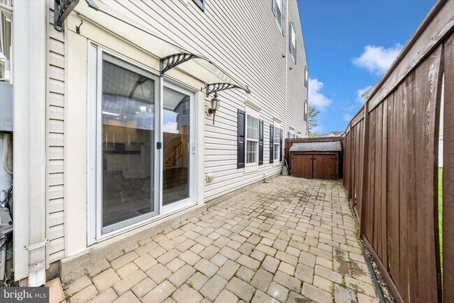 Building Photo - 4960 Clarendon Terrace