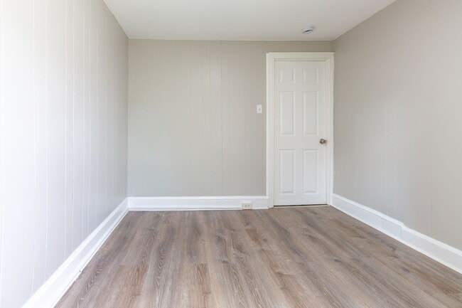 Building Photo - 3 bedroom, 1 bathroom row home located in ...