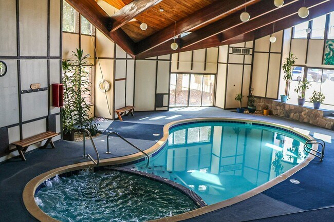 Building Photo - 3 BEd CONDO, NO DEPOSIT AND WATER INCLUDED...