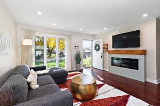 Building Photo - 10240 Hawthorne Dr