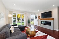 Building Photo - 10240 Hawthorne Dr