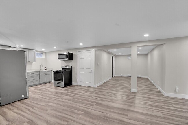 Building Photo - $3,195.00, 5 bed, 2 bath located in Denver