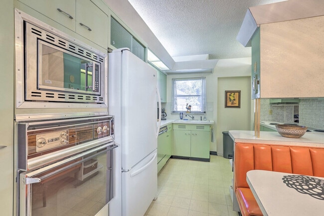 Building Photo - 1412 Country Club Rd N