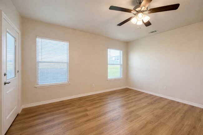 Building Photo - 3 Bed 2 bath New Management!!!