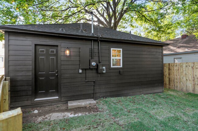 Building Photo - Stunning 2 Bedroom 2 Bath in the heart of Tulsa!