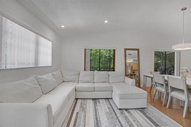 Building Photo - 139 N Bay Harbor Dr