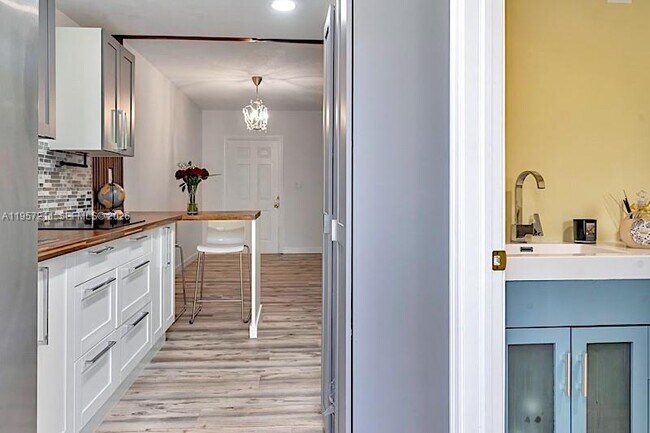 Building Photo - 1450 NE 170th St