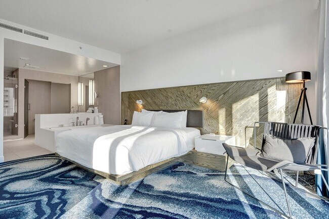 Building Photo - 3101 Bayshore Dr