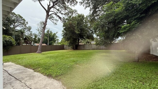 Building Photo - Annual 2 Bedroom + Den / 2 Bath Home – Sar...