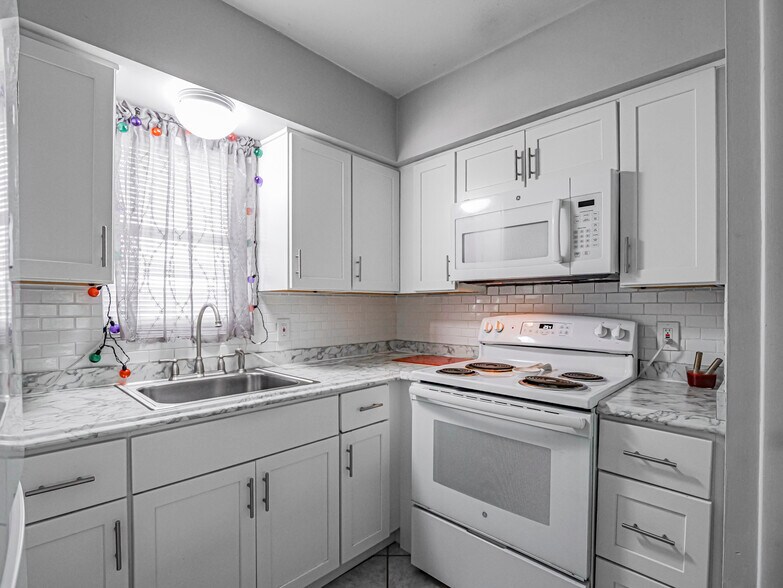 Building Photo - 677 Royal Palm Blvd