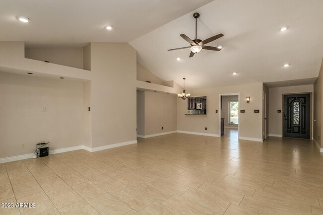 Building Photo - 661 S Oak St Cir