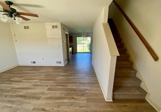 Building Photo - 6605 Hollow Dr