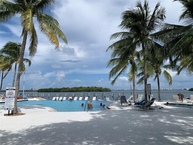 Building Photo - 650 NE 64th St