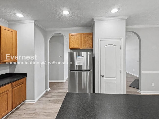 Building Photo - 4 Bed, 2 Bath Home with Garage / Pet-Friendly / Available Now!