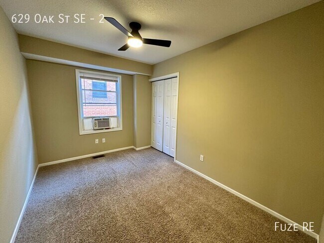 Building Photo - 629 SE Oak St