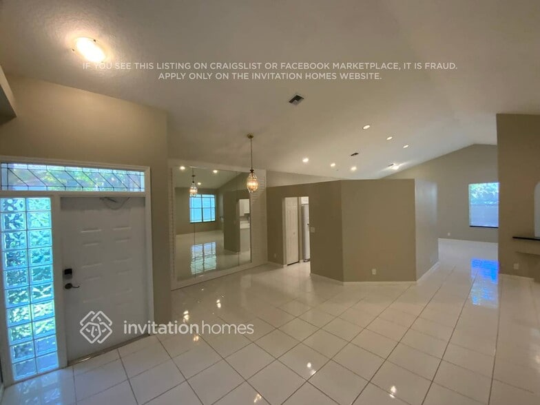 Building Photo - 10213 Lexington Lakes Blvd N