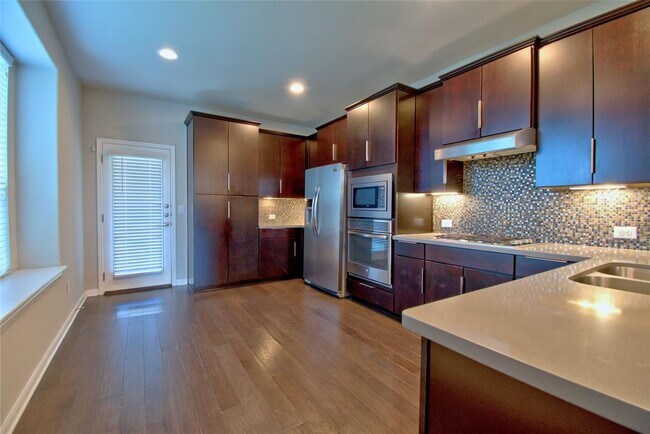 Building Photo - 504 Hummingbird Ln