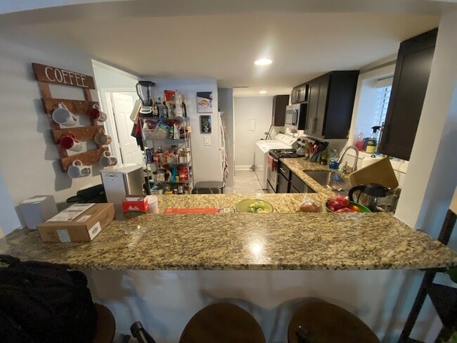 Building Photo - 347 W Dickens Ave