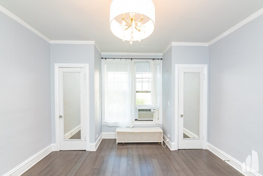 Building Photo - 450 W Surf St