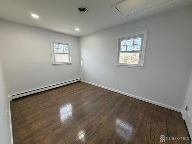 Building Photo - 2460 Woodbridge Ave