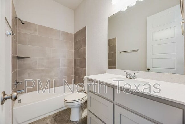 Building Photo - 332 Oak Hollow Way