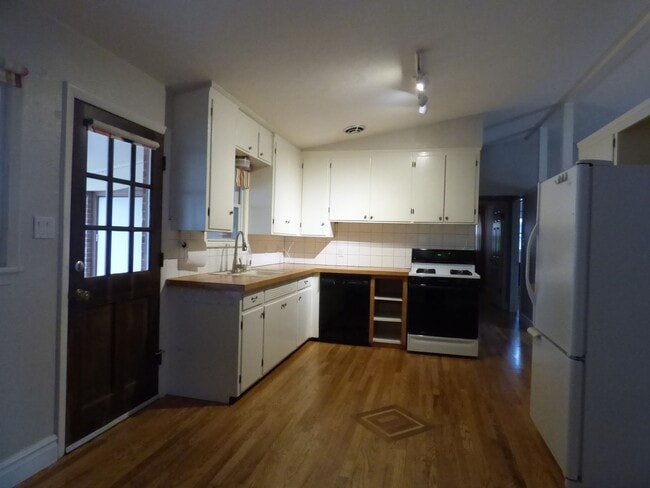 Building Photo - Perfect 2 Bedroom House