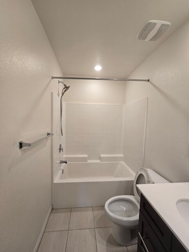 Building Photo - 3-Bedroom Home in Gated Community with Mod...