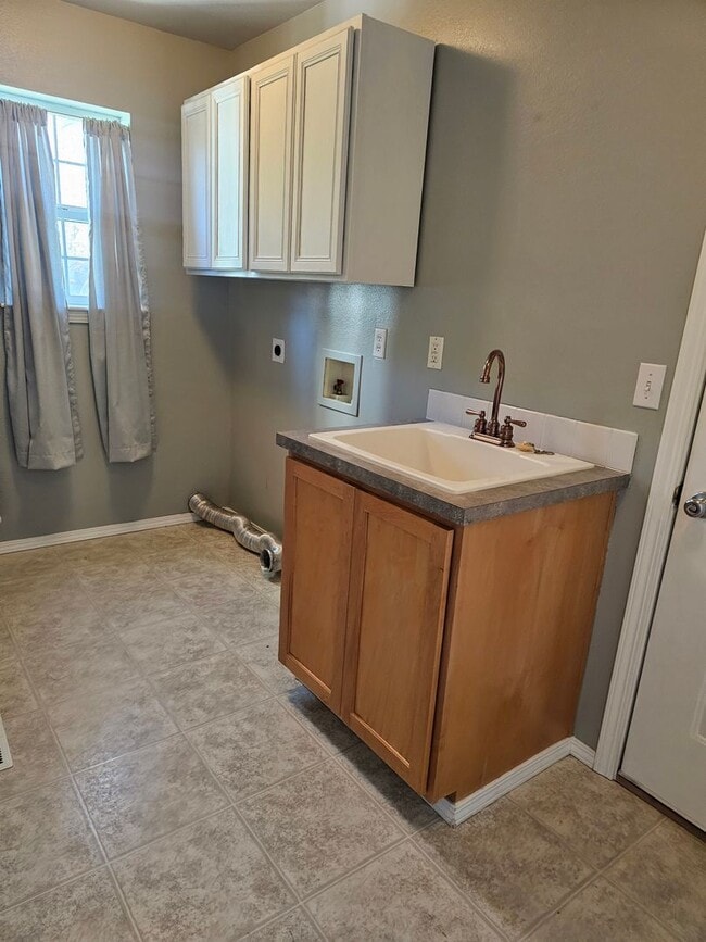 Building Photo - 4 bedroom shy 2500 sqft home in gated cmty!