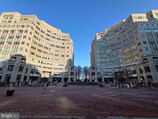 Building Photo - 1891 Crescent Park Dr