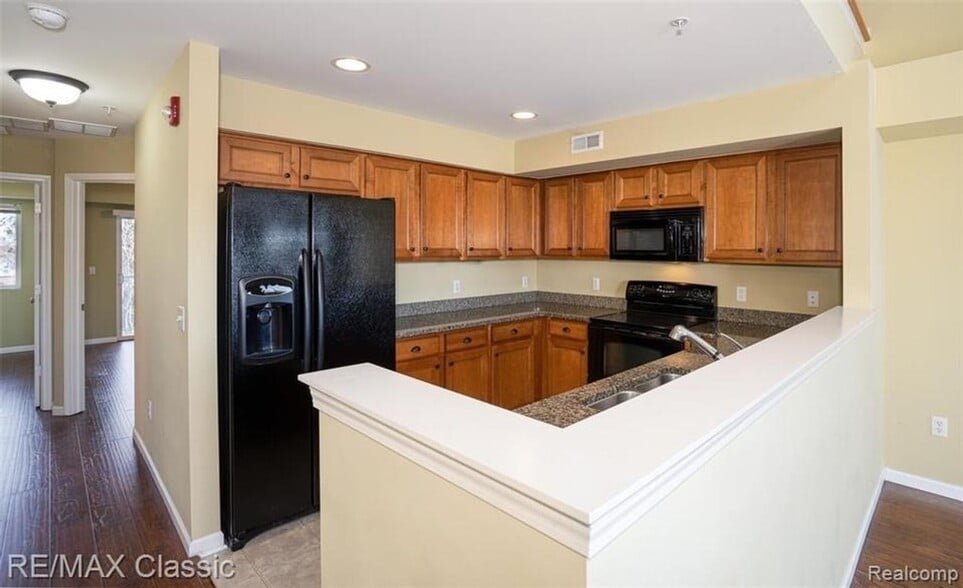 Building Photo - 3072 Schoolhouse