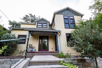 Building Photo - Charming 3 Bed / 2.5 Bath Two-Story Home!