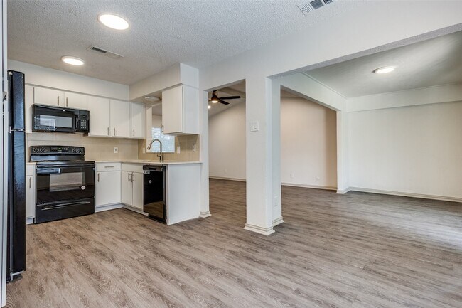 Building Photo - 2128 Trellis Pl
