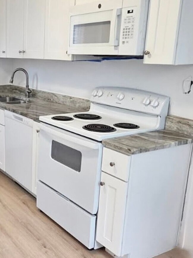 Building Photo - ***4 Bed RENOVATED house/ODU Students welcome! Granite countertops