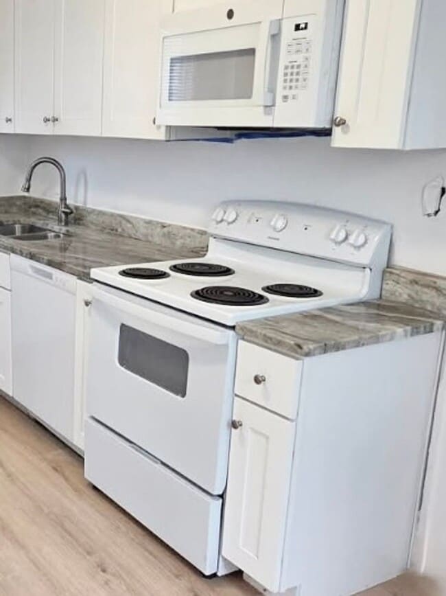 Building Photo - ***RENT READY~4 Bed RENOVATED 2 story house/w/ downstairs bedroom/Granite countertops