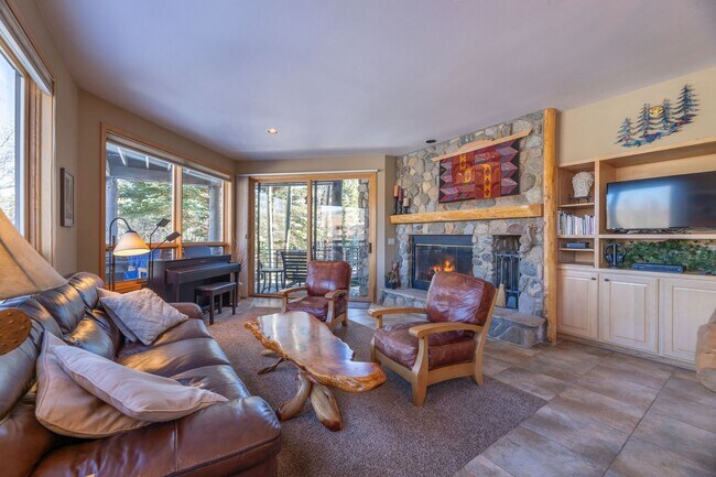 Building Photo - Attached garage! Beautiful views! Heart of...