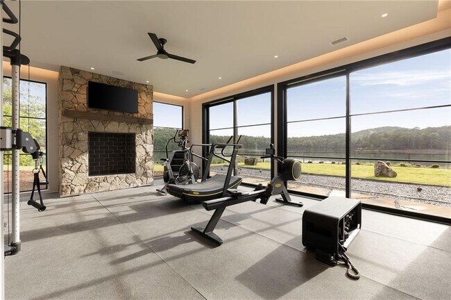 Building Photo - 725 Rocky Point Dr