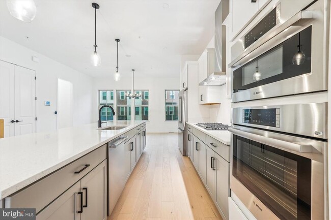 Building Photo - 10113 Dalmatian St