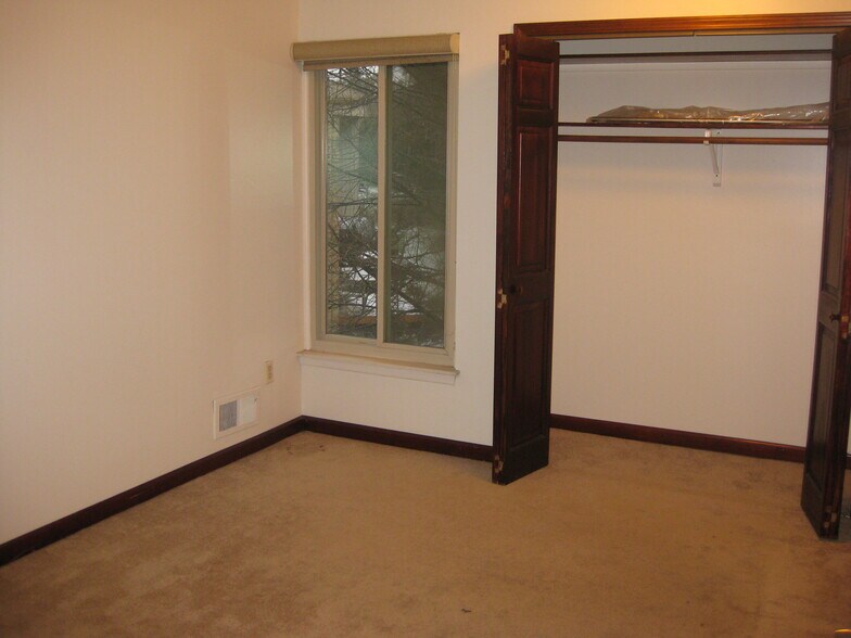 Building Photo - 1446 Oakbrook E