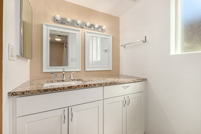 Building Photo - Spacious PHX Condo