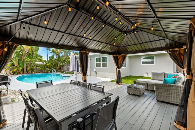 Building Photo - 1800 NE 28th Ave