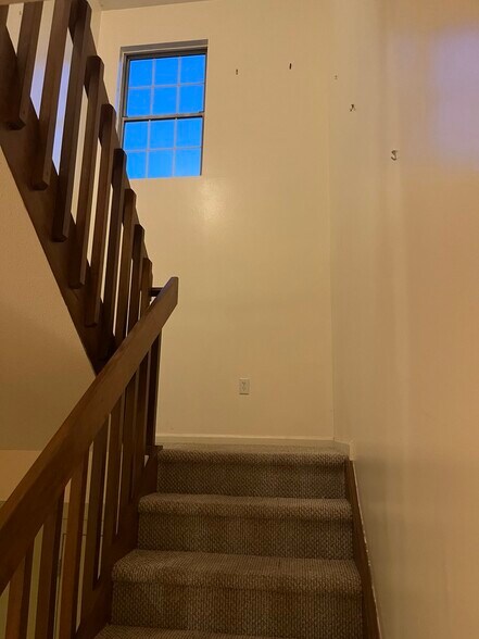 Building Photo - 565 Quaker Ln