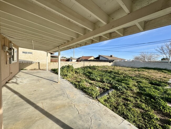 Building Photo - 8740 Catalpa Ave