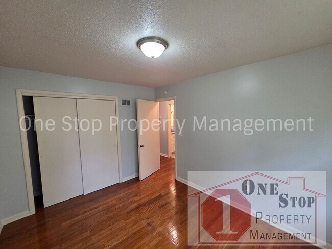 Building Photo - Beautiful 2 Bedroom 1 Bathroom in Lee Summit!