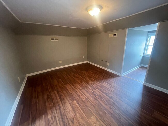 Building Photo - Available Now  LARGE 3 Bedroom 1 bath house