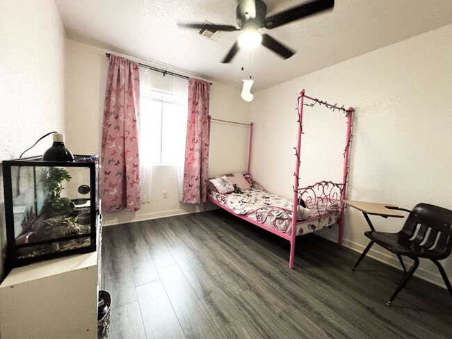 Building Photo - "Charming 3-Bedroom, 2 Bathroom Pool Home in Ocotillo!" HALF OFF FIRST MONTH'S RENT IF A LEASE IS...