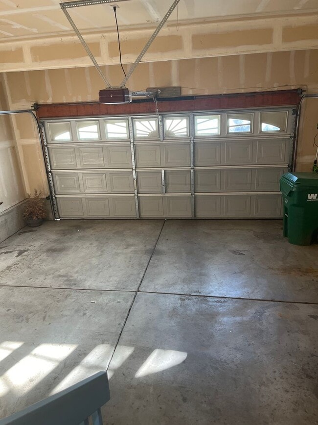 Building Photo - Spacious 3 bedroom 3 1/2 Bath