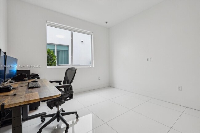 Building Photo - 10445 NW 68th Terrace