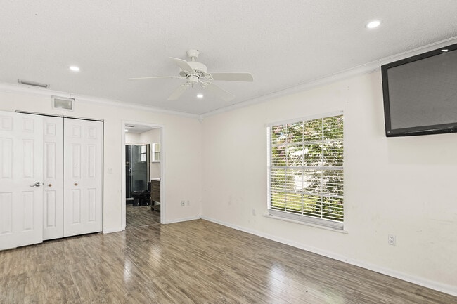 Building Photo - 3215 1st Pl